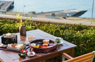 日本庭園のテラス席で絶景とともに楽しむ日本料理「さくら」スイーツプレート ”花まつり”