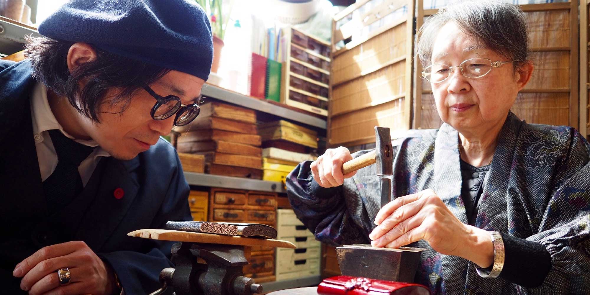 青海波に千鳥が舞う。錺職人・塩澤政子さんが銀に刻む、静かな風景