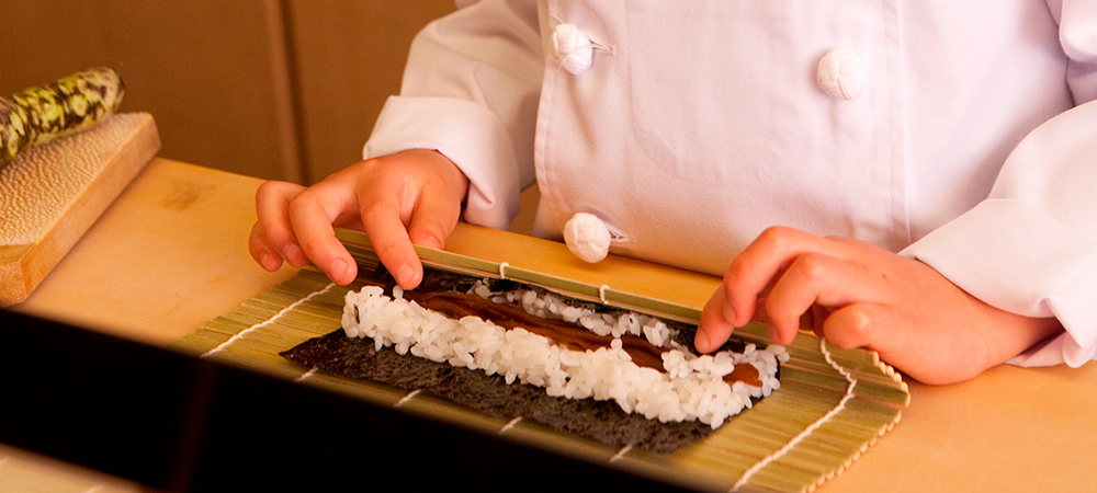 2025年の恵方は西南西！【2月1日、2日限定】ちびっこ恵方巻づくり体験～お食事つき～