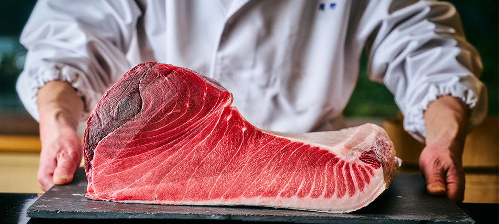 お台場で愉しむ国産「生」本マグロ 職人の技が光る一貫を、落ち着きあるカウンターで。