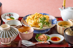 【平日限定ランチ】日本料理「さくら」選べる季節の特選御膳～桜えび御膳、豊洲市場直送海鮮丼、黒毛和牛～